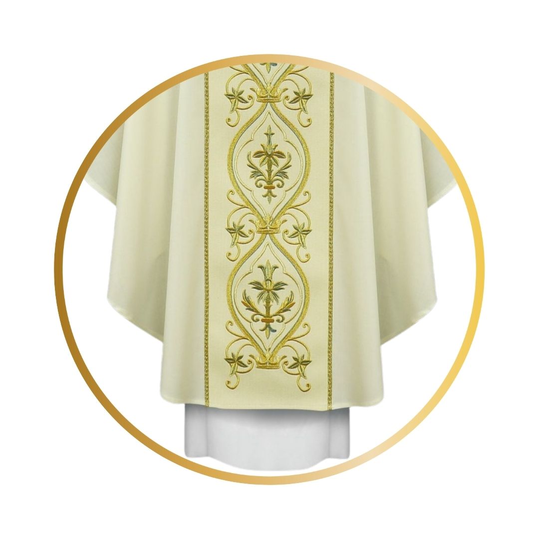 Marian chasuble with baroque embroidery on wool fabric.