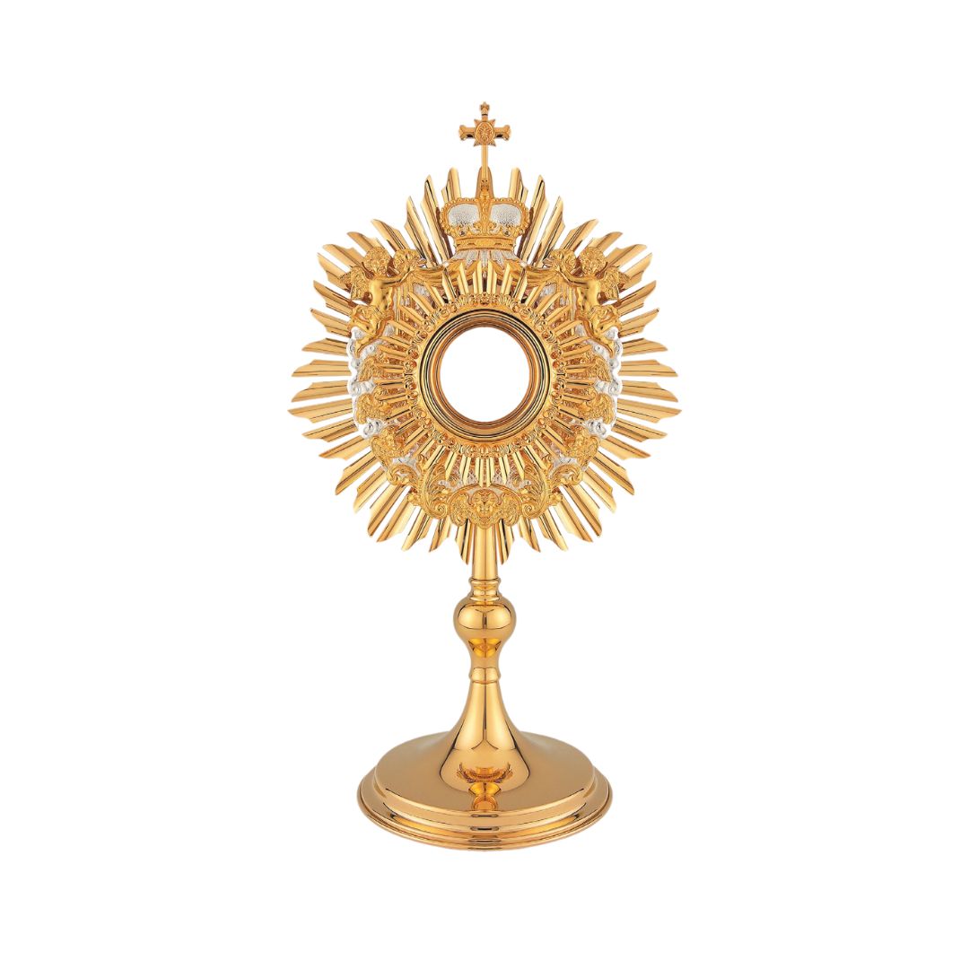 Brass monstrance in traditional style, 24-karat gold-plated with silver-plated accents. The glory consists of two layers of rays and a silver-plated wreath decorated with figures of angels. The monstrance is topped with a cross attached to a crown. The classic style of this monstrances makes it suitable for use in both historical and modern interiors.