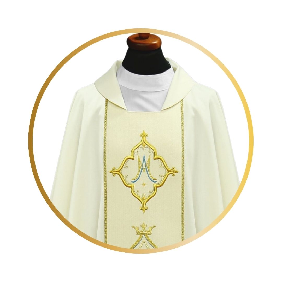 Marian chasuble with baroque embroidery on wool fabric. 