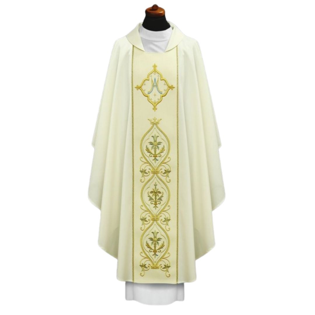 Marian chasuble with baroque embroidery on wool fabric. 