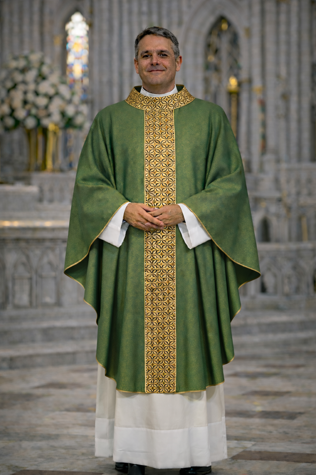 Gold thread chasuble with beige shades that soften and black details that contrast with the precious embroidery .
Round collar and stole also entirely embroidered, finished with a gold border, made in 4 liturgical colours.