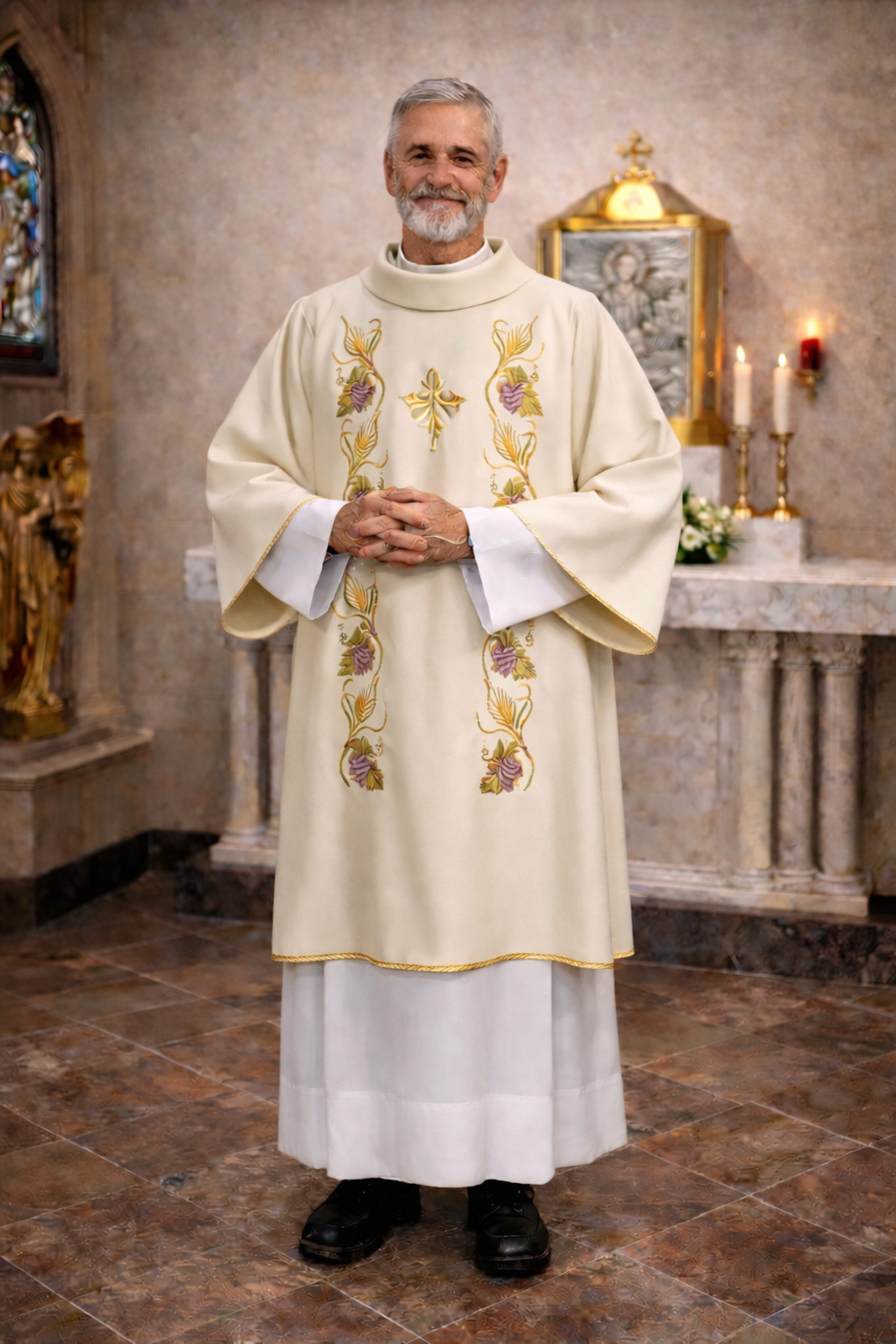 Deacon dalmatic with grapes and vines  in ivory for Easter or Christmas. Made in Italy