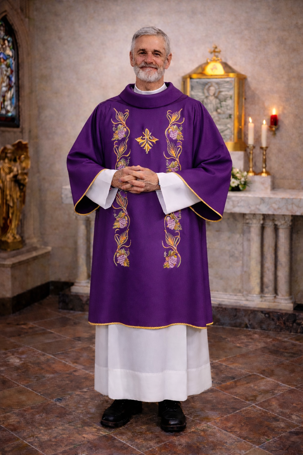 Deacon dalmatic with grapes and vines  in purple for Advent or Lent. Made in Italy